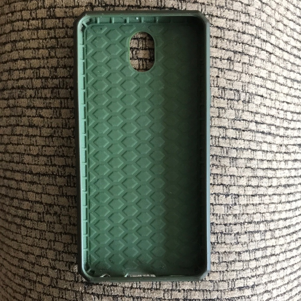Green phone case was used for a Lg phone